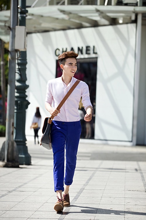 Sơ mi trắng và quần jeans xanh kết hợp cùng cặp da trẻ trung, năng động