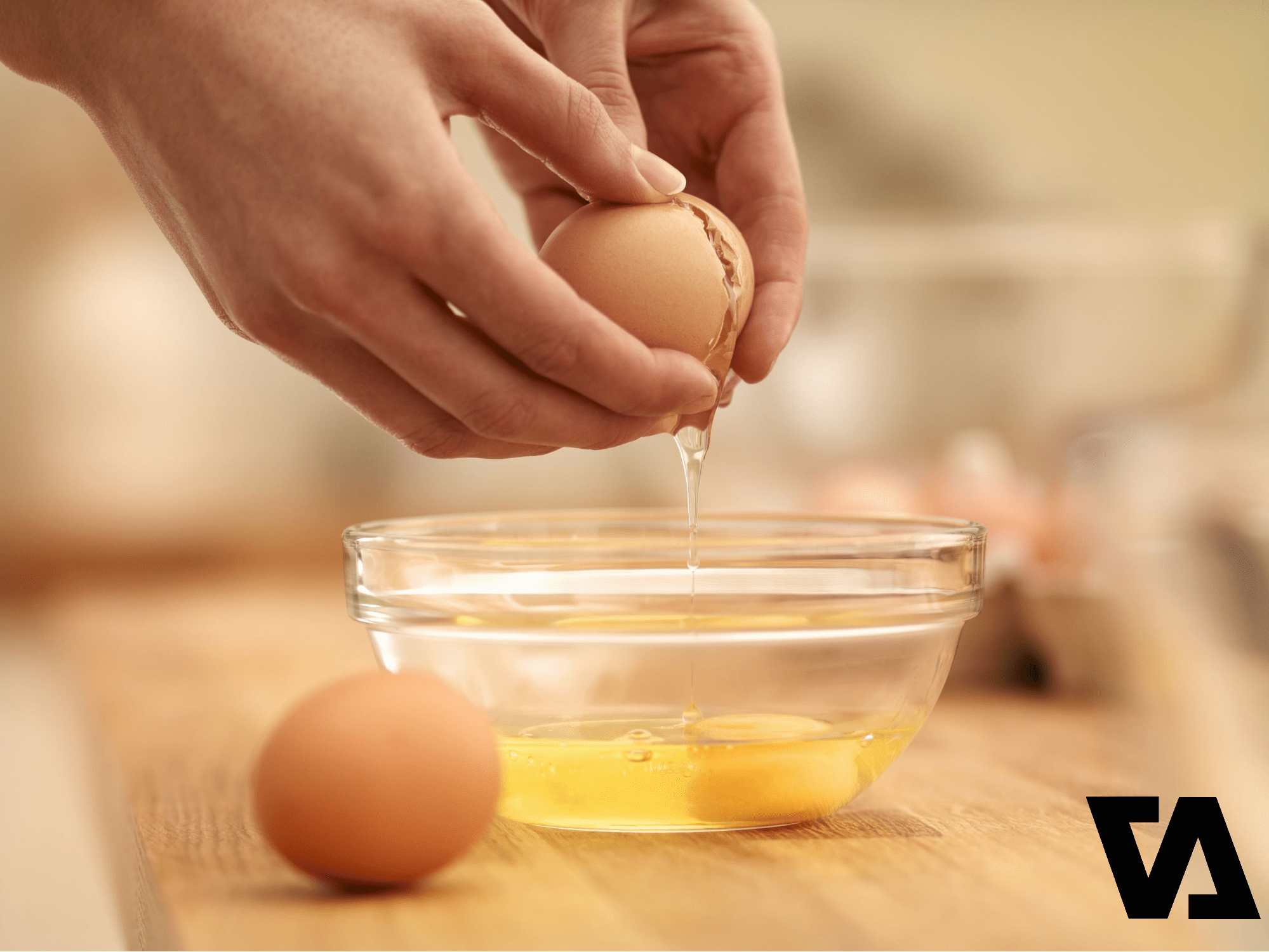 Tách lấy lòng trắng trứng để làm sạch nấm mốc trên túi da