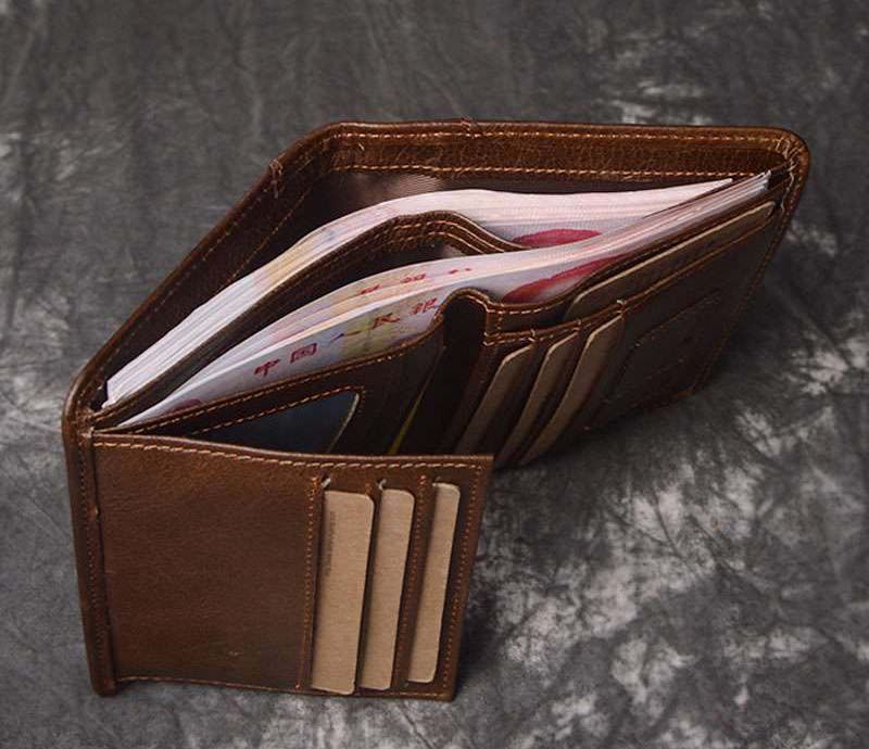 Một hệ ngăn nhỏ được bố trí chính giữa giúp gia tăng sức chứa cho chiếc ví