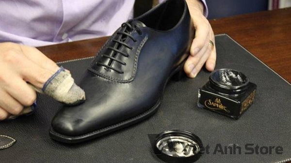 Chăm sóc bề mặt giày da bằng cách thường xuyên sử dụng xi đánh giày